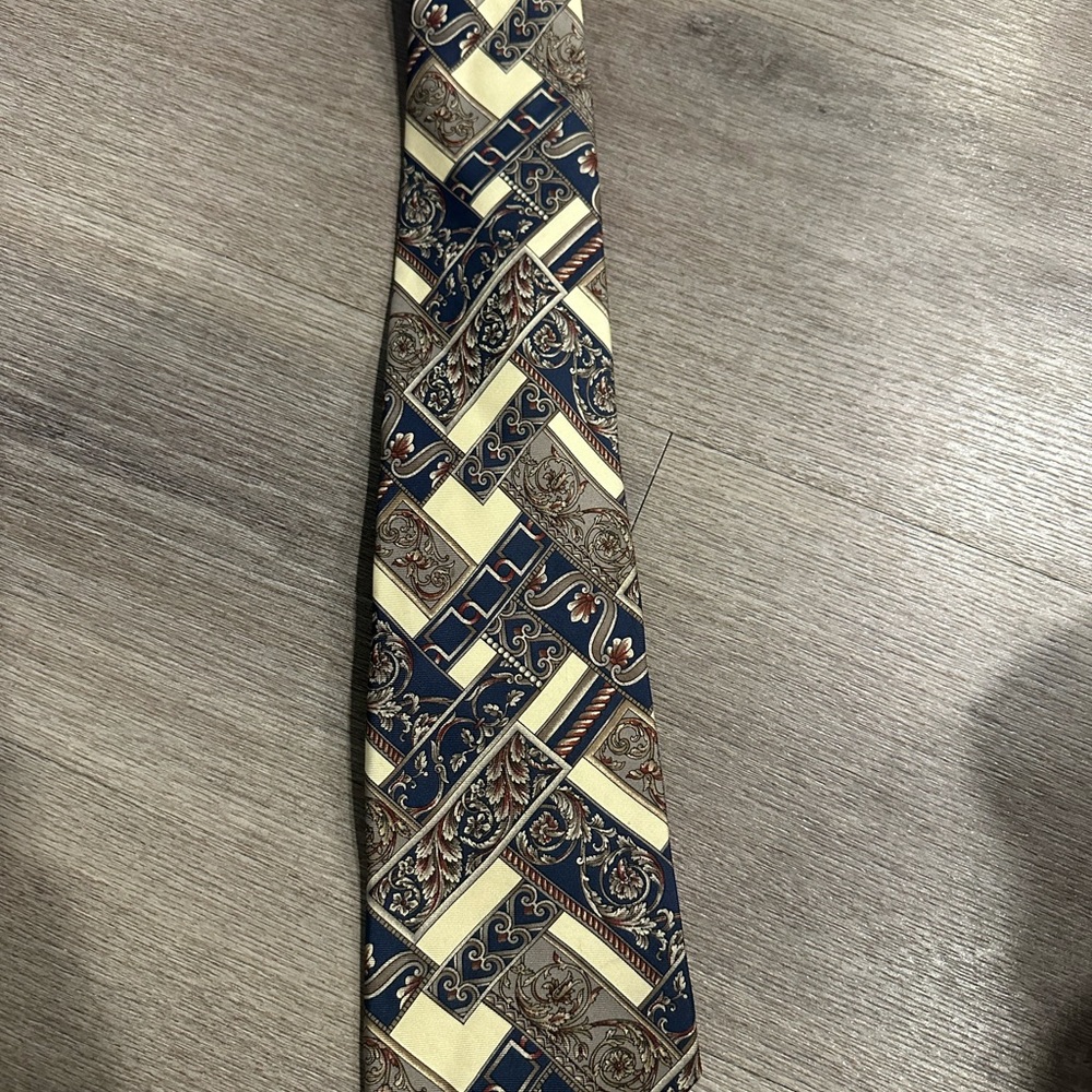 Bill Blass Blue and Cream Geometric Tie